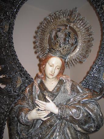 Talla de la Inmaculada de plata y marfil, del siglo XVII. Mam y pap la besaban todos los das, varias veces.
