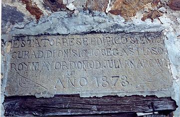 Inscripci�n en piedra, en la puerta de entrada a la iglesia de San Juan Bautista, en Mendiola, Valle de Lenitz, Bizkaia: 