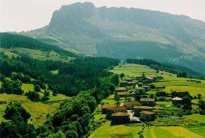 Cumbre del Monte Gorbea, vista desde Urigoiti (Valle de Orozko, Bizkaia)