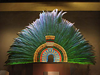 Copia del penacho de plumas de Moctezuma II. Museo Nacional de Antropología de la Ciudad de México.