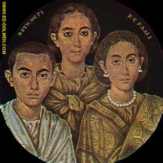 Autografía sobre vidrio que figura en el centro de la Cruz de Desiderio (Museo Cívico, Brescia, Italia) corrientemente interpretada como retrato de la emperatriz Gala Placidia, hija de Teodosio, con los dos hijos del segundo matrimonio: Valentiniano III y Honoria
